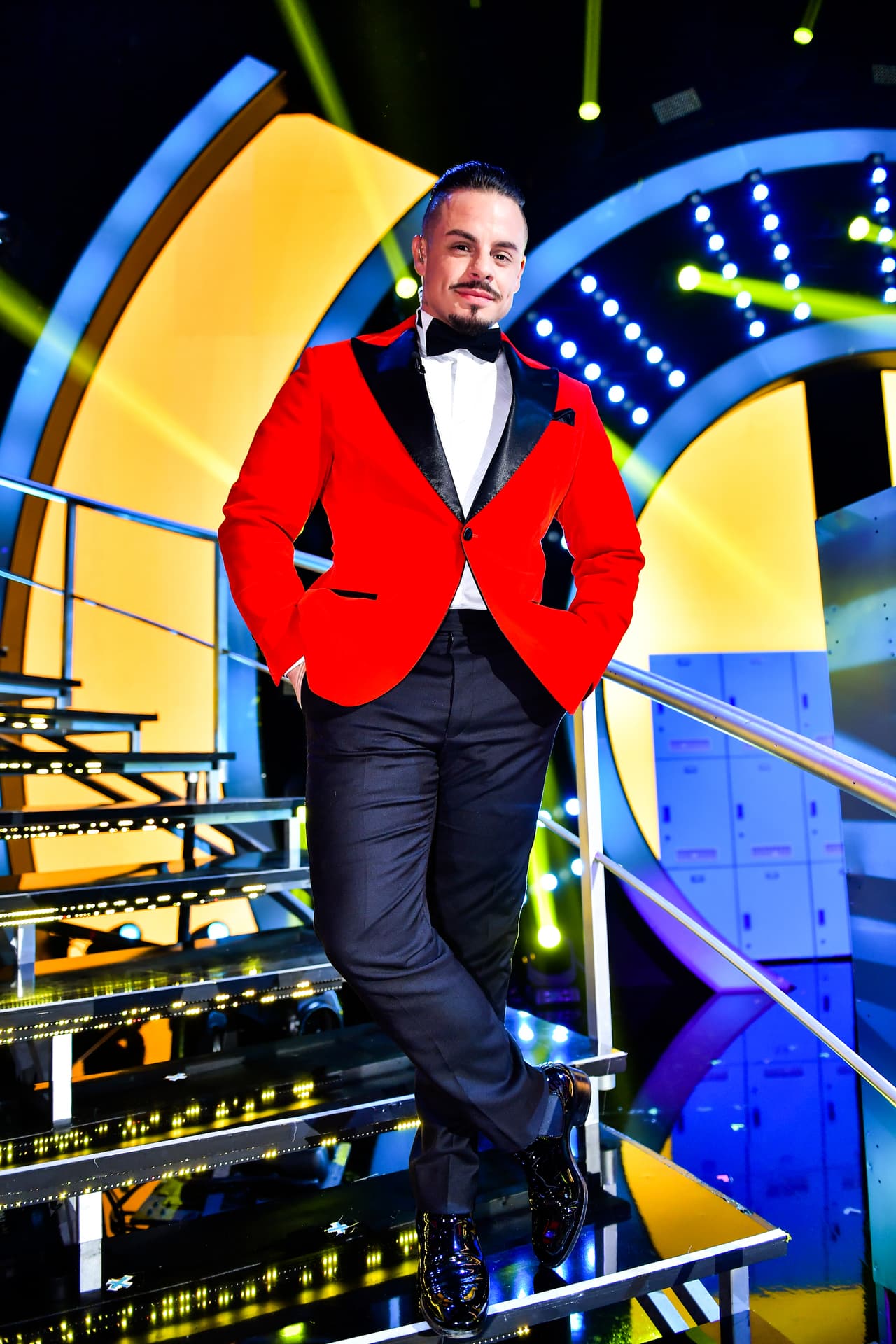 Para dar las últimas críticas de la temporada eligió este traje en rojo y negro. En lugar de corbata llevó un clásico moño.