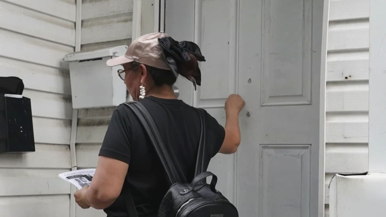 Puerta por puerta: Activistas informan a familias de inmigrantes sus derechos ante redadas de ICE en Nueva York