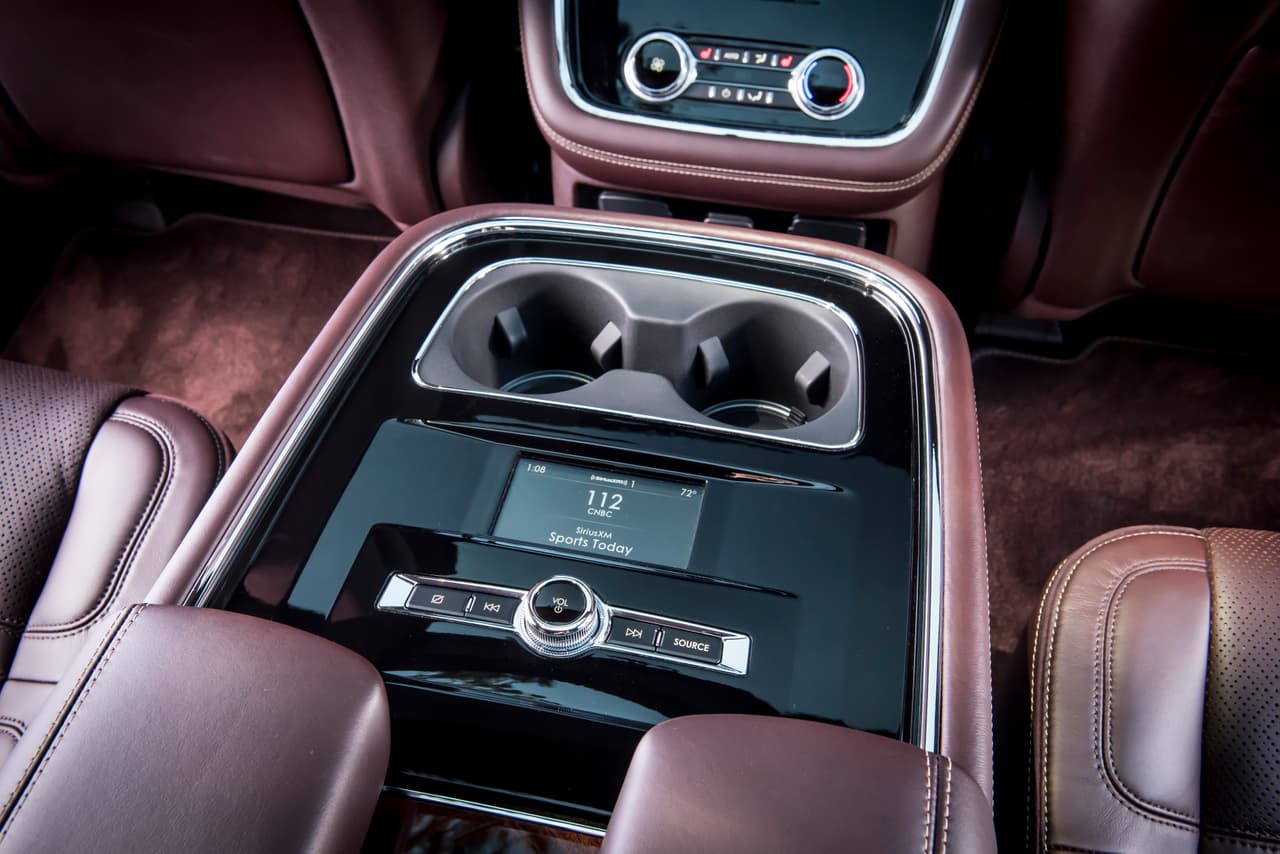 Los 
<b>controles climáticos y del sistema de entretenimiento</b> puestos a la disposición de los pasajeros de la segunda fila de asientos en la Lincoln Navigator 2018, son claros, sencillos y de excelente calidad.