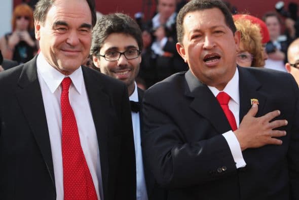 Oliver Stone. El director de cintas como El Expreso de Media Noche, Platoon, Nacido el 4 de Julio, Nixon y JFK: Caso abierto, sorprendió en 2007 con la presentación de su documental titulado South of the Border (Al sur de la frontera) en el cual combina videos de cadenas estadounidenses y comentaristas que hablan sobre Chávez y otros líderes latinoamericanos. Durante la presentación de la cinta en el Festival de cine de Venecia el legendario director Oliver Stone se vio acompañado del mandatario venezolano.