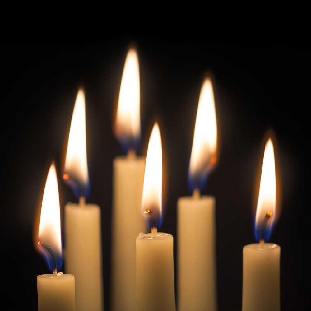 Mirando la fotografía debes decir en voz alta: "Yo pido, suplico e imploro por la salud de (nombre de la persona), que sane lo antes posible y su salud se fortalezca". Lo repites tres veces y dejas que se consuman las velas y el incienso.