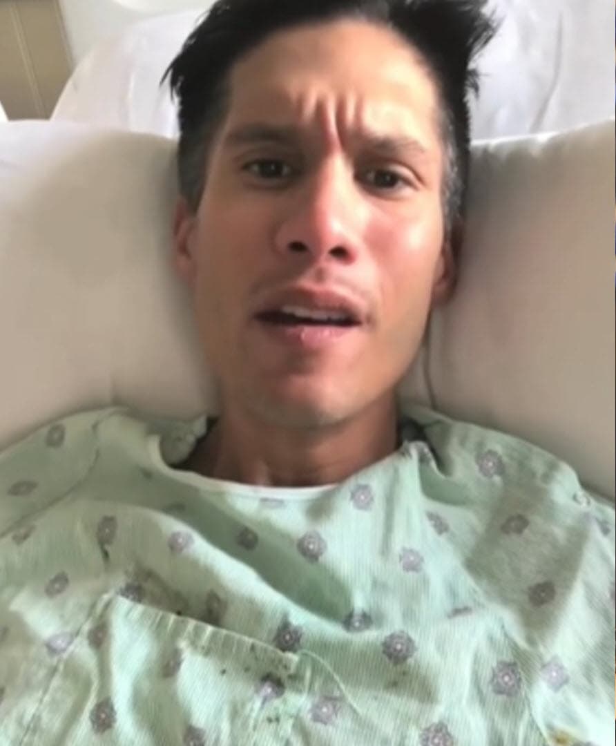 Los problemas de salud del artista de 37 años comenzaron ese año cuando 
<b><a href="https://www.univision.com/famosos/super-raro-5-personas-vivian-junto-a-chyno-miranda-cuando-le-dio-covid-19-y-nadie-se-contagio-video" target="_blank">se contagió de covid-19</a></b> que derivó con esa enfermedad y además una encefalitis.