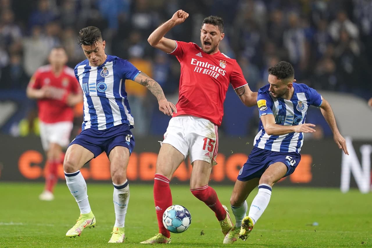 Fabio Ferreira Vieira (34'), Eduardo Aquino (37') y Mehdi Taremi (68') le dieron el triundo al Porto frente al Benfica con marcador 3-1 en el clásico portugués, durante la Jornada 16 en la Primeira Liga. El mexicano Jesús 'Tecatito' Corona jugó 35 minutos.