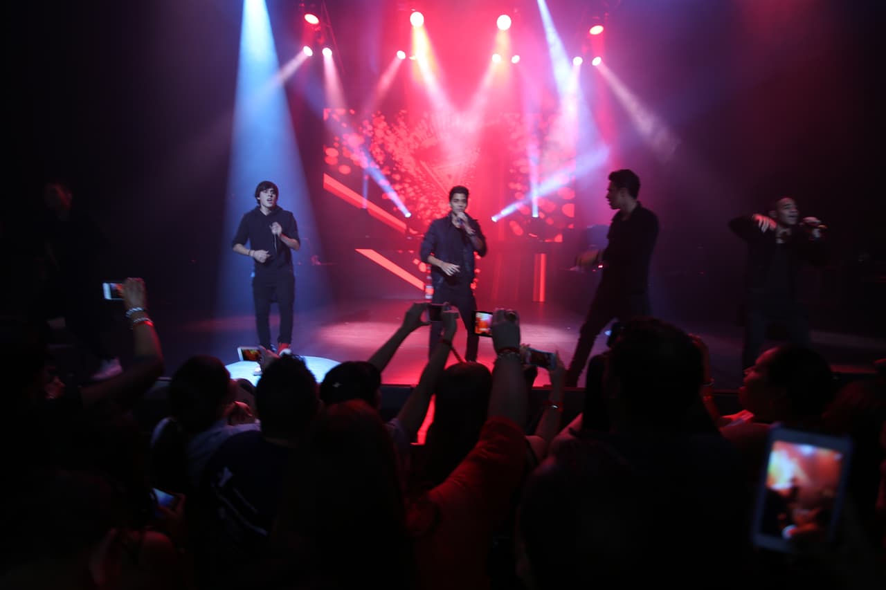 Temas iban y venían acompañados de buen baile, todos quedaron sudando en el escenario.