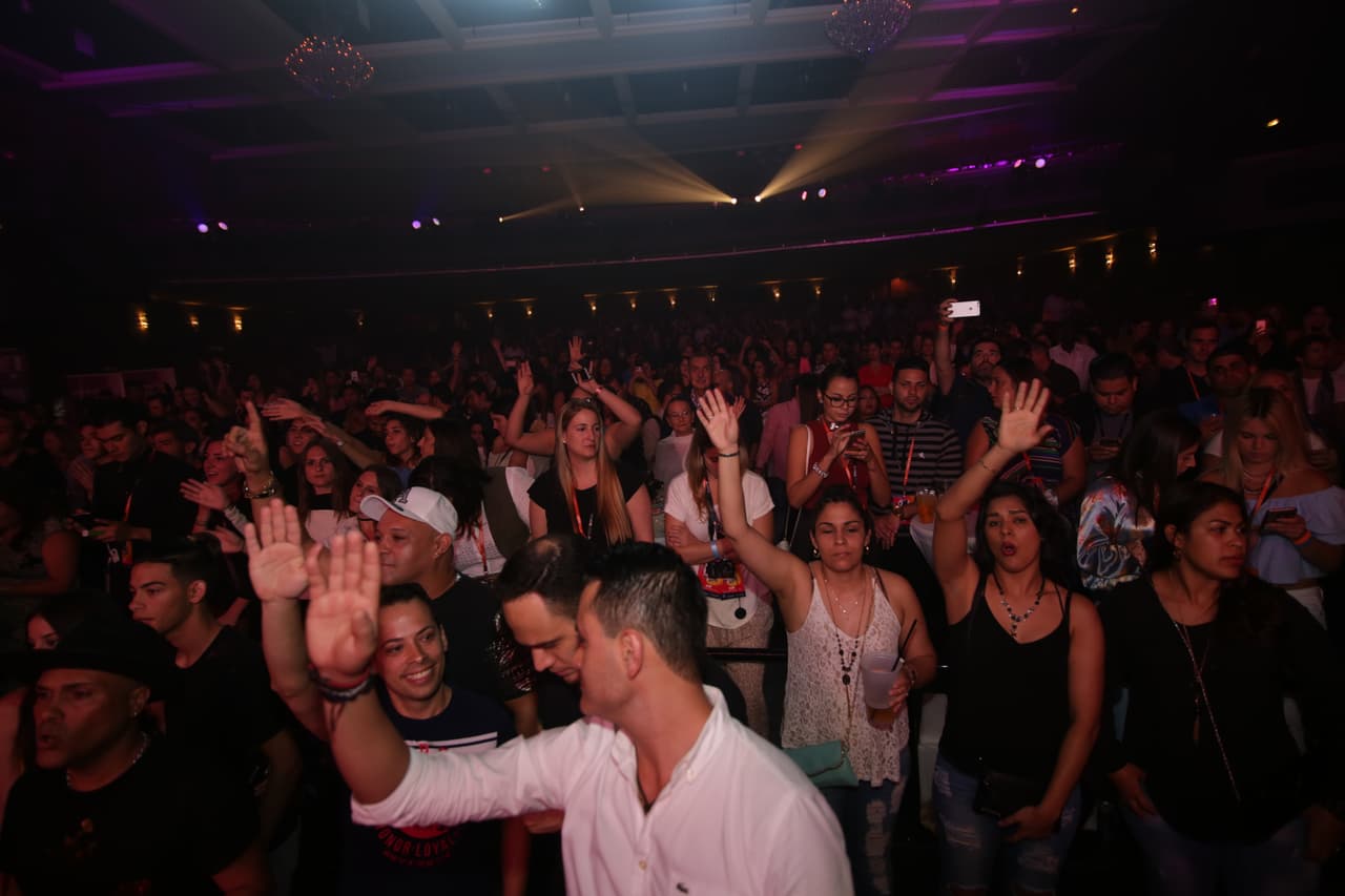 Así respondieron los asistentes mientras CNCO y Wisin cantaban juntos.