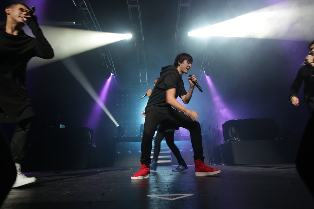 Arrancaron cantando algunos covers en inglés y en español.