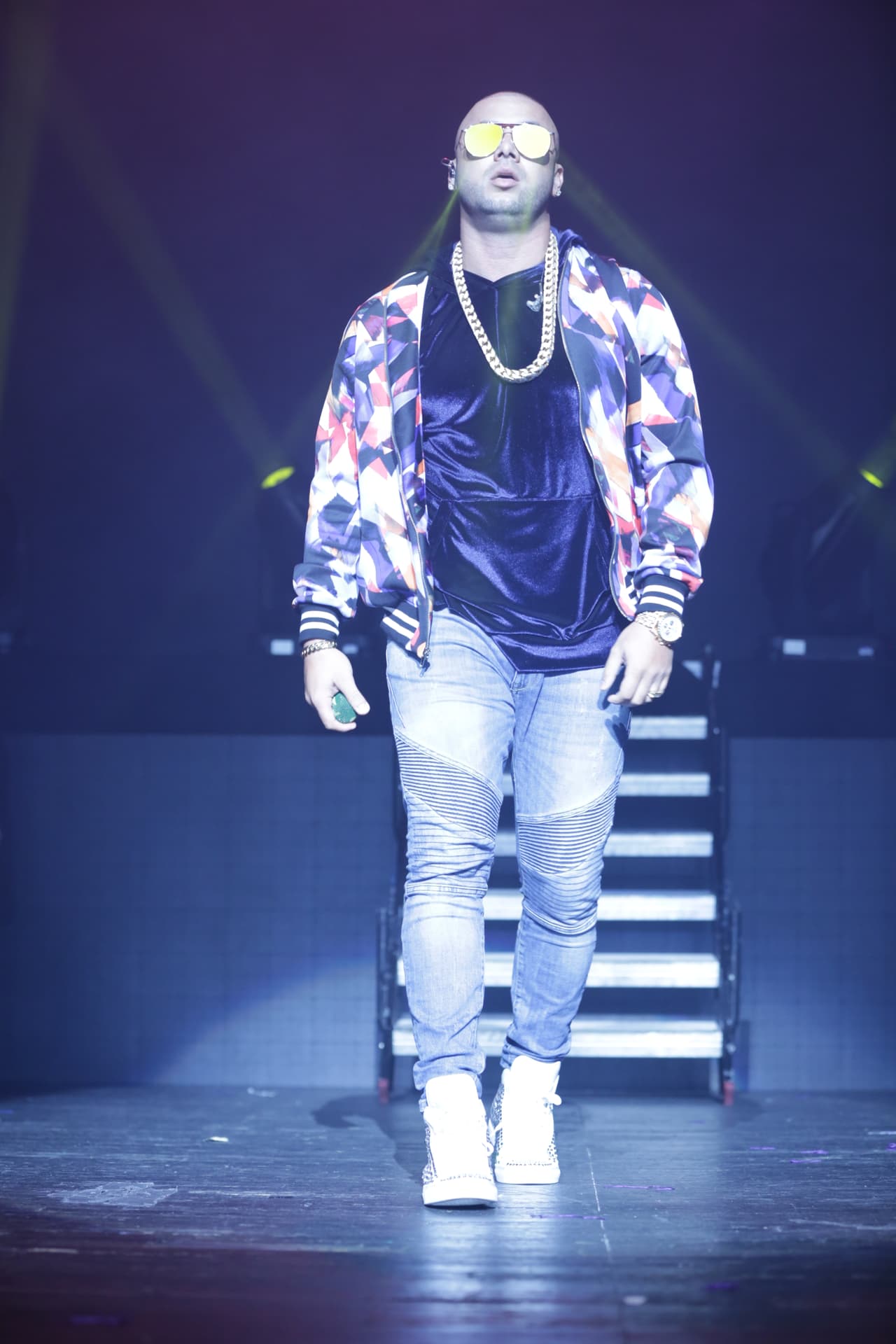 Llegó el turno de Wisin que salió con toda la energía a cantar al escenario.