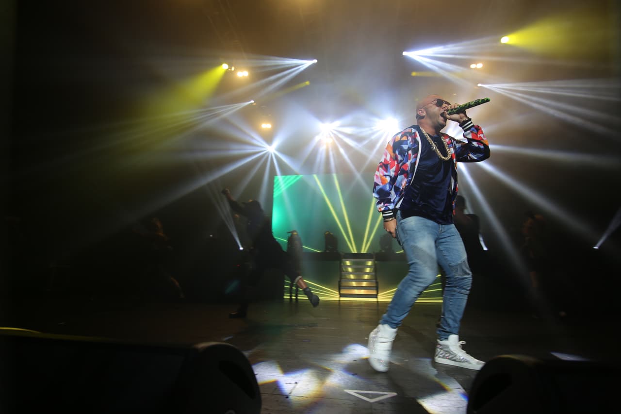 Apenas salió y comenzó a prender al público con sus temas.