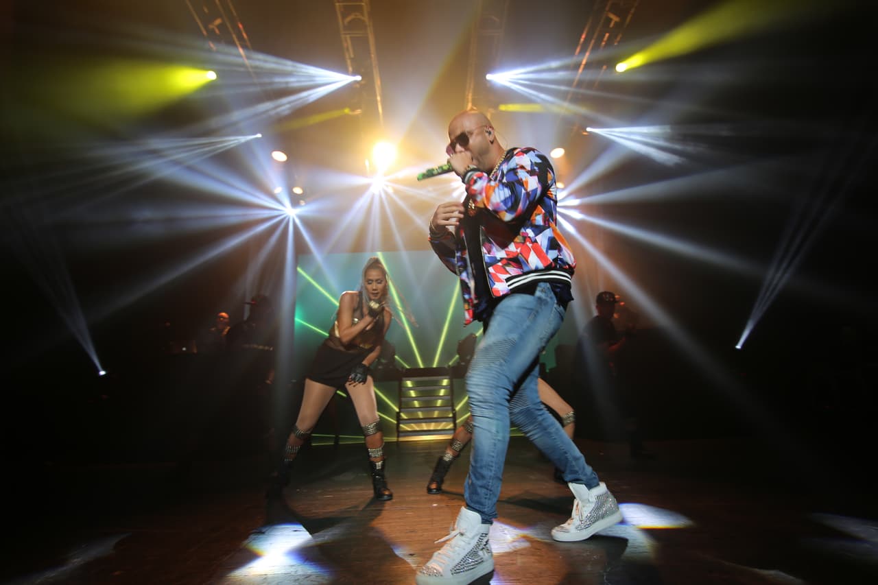 El cantante fue de los temas nuevos a los viejos, creando una noche de fiesta en el lugar.