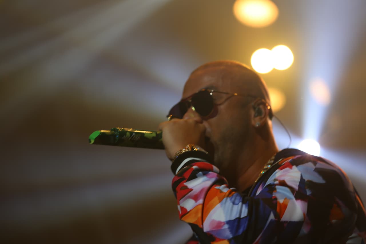 Wisin, quien tiene cuatro nominaciones a Premios Juventud, se ocupó de consentir a las chicas: "¿Dónde están las mujeres latinas", dijo.