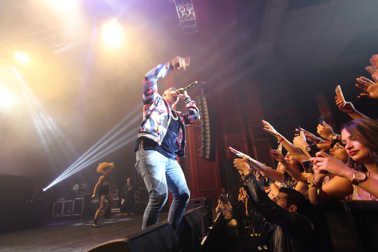 Por supuesto, ellas respondieron con gritos y los brazos arriba.