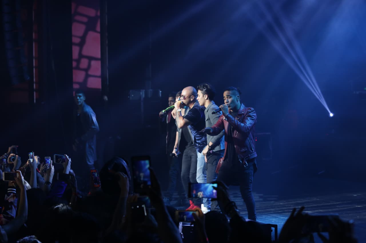 Todos comenzaron a cantar "Tan Fácil" y se unió el público como coro.