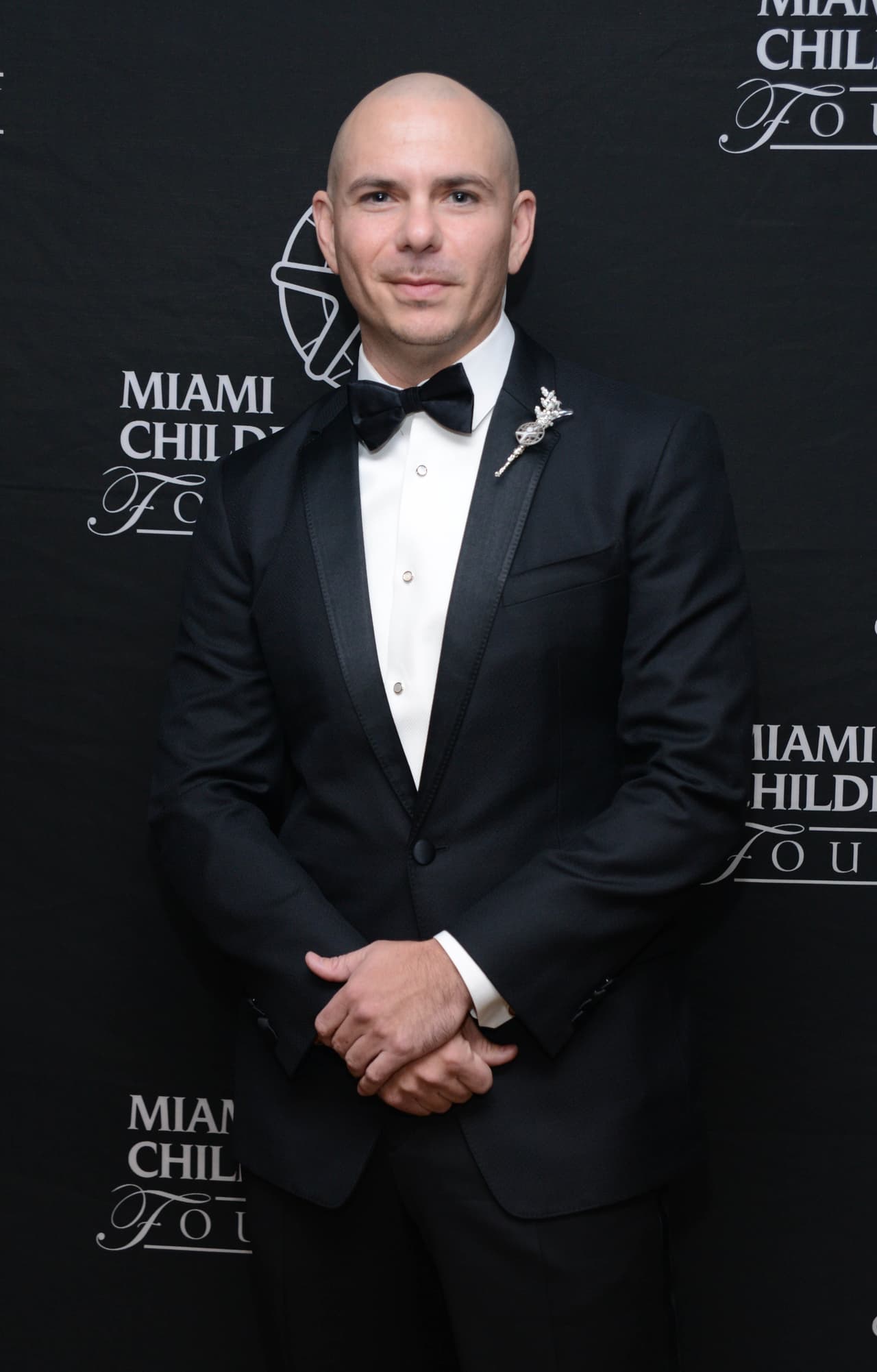 Pitbull recibe reconocimiento por su labor con los niños