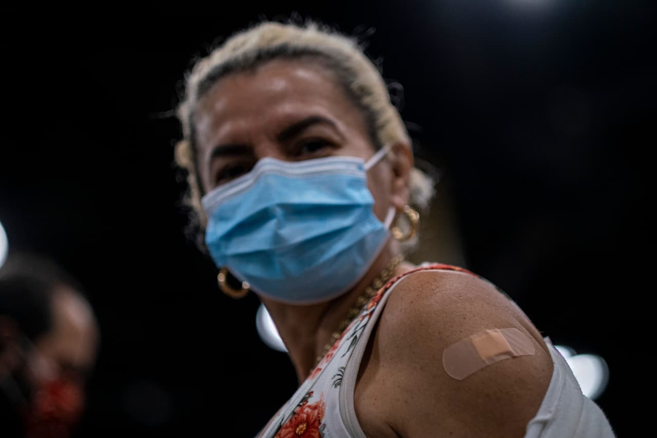 Debido al mensaje falso, cientos de personas acudieron a vacunarse, y algunas de ellas recibieron la vacuna pese a las protestas de aquellos que hicieron cita y seguían esperando su turno.
<br>