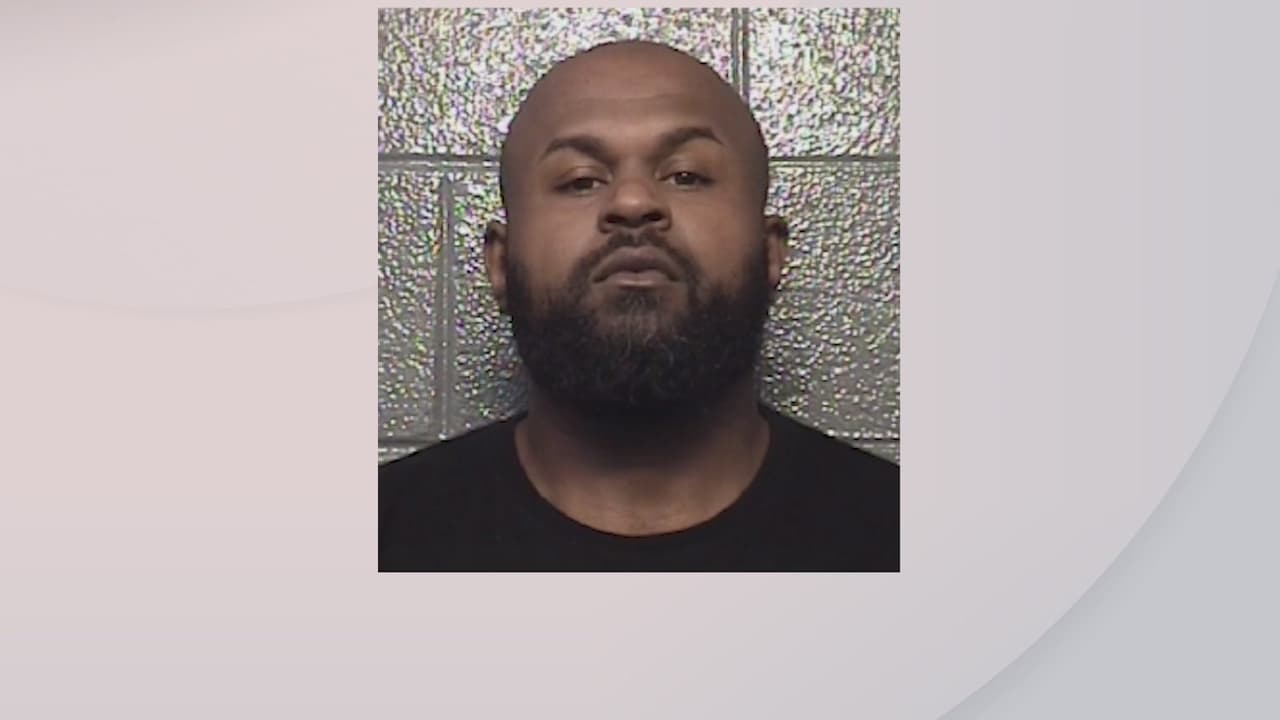 En su residencia encontraron una pistola, tres teléfonos, municiones y la camioneta de Banks.