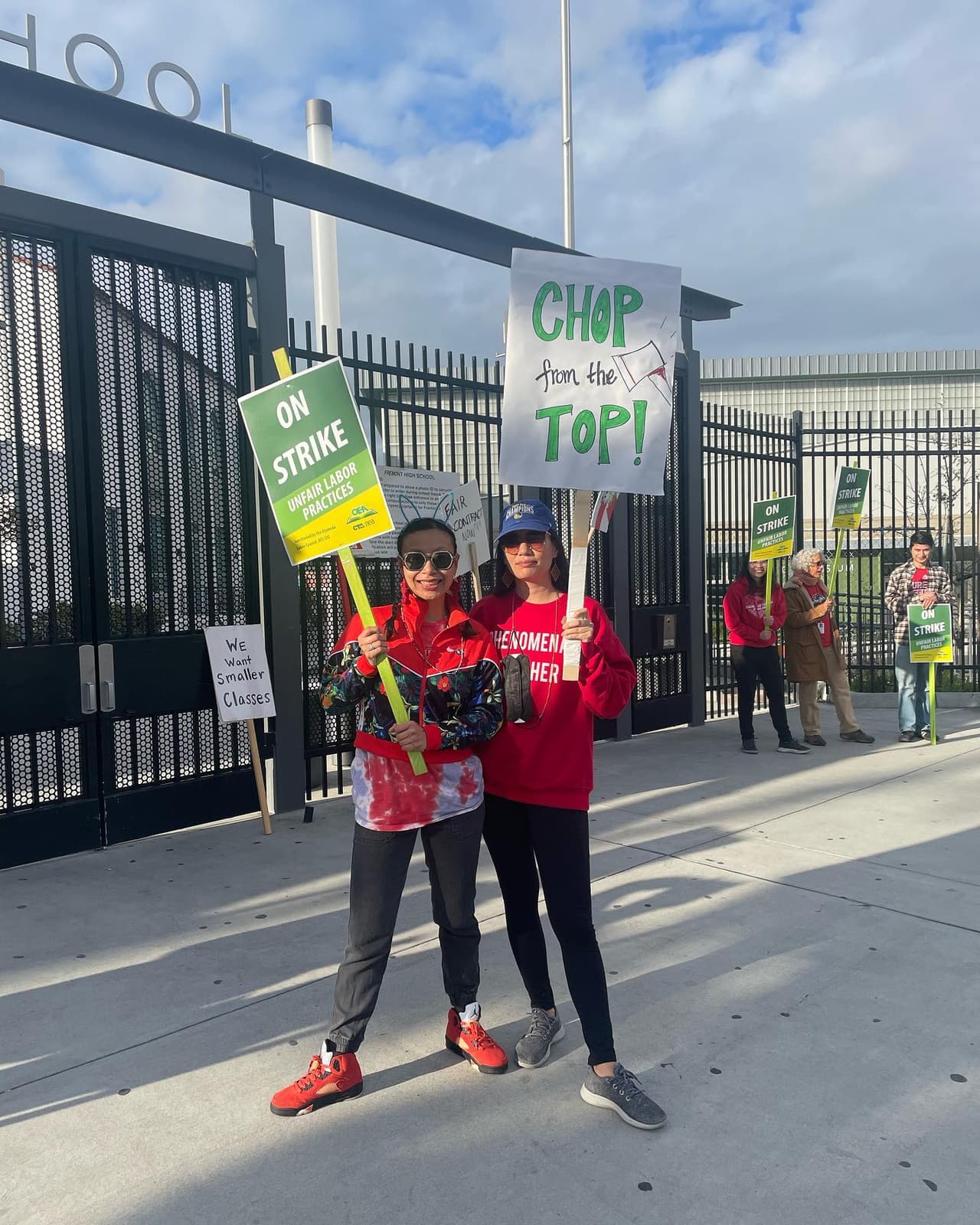 Unos 3,000 maestros se declararon en huelga tras fracasar las negociaciones con el distrito escolar.
