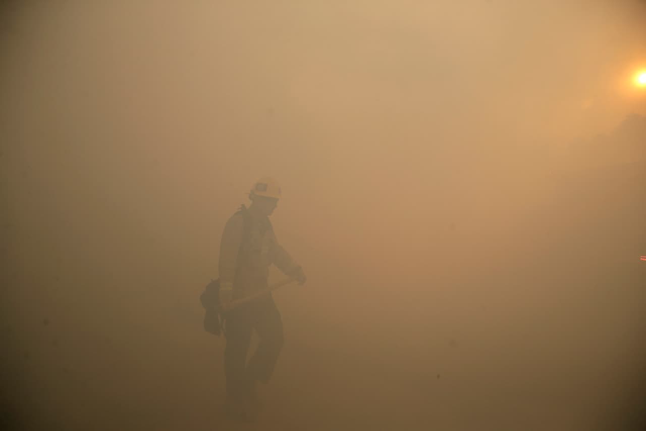 <b>Lilia Estrada Gandara:</b> "Hay Mi Dios tu ira es muy fuerte ten misericordia de los bomberos 🧯y de toda la gente que está cerca, aplaca esta furia yo se que somos hijos desobedientes pero tú siempre has dicho que donde hay 4 reunidos en mi nombre ahí estoy yo, manda la lluvia ☔️para apagar este infierno y ten misericordia en el nombre de Jesús, amén 🙏 🙏🙏🙏🙏🙏🙏🙏🙏🙏🙏🙏🙏"