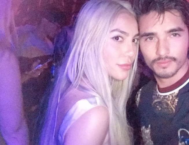 Luego, arremetió contra Frida: "
<b><a href="https://www.univision.com/famosos/ex-de-frida-sofia-decide-cortar-de-tajo-con-ella-y-con-el-pleito-que-tiene-con-alejandra-guzman-fotos" target="_blank">Es una fan confundida</a></b>. Algo no está superado, cuando tienes tanta energía enfocada en algo es porque lo que resiste, persiste". 
<br>