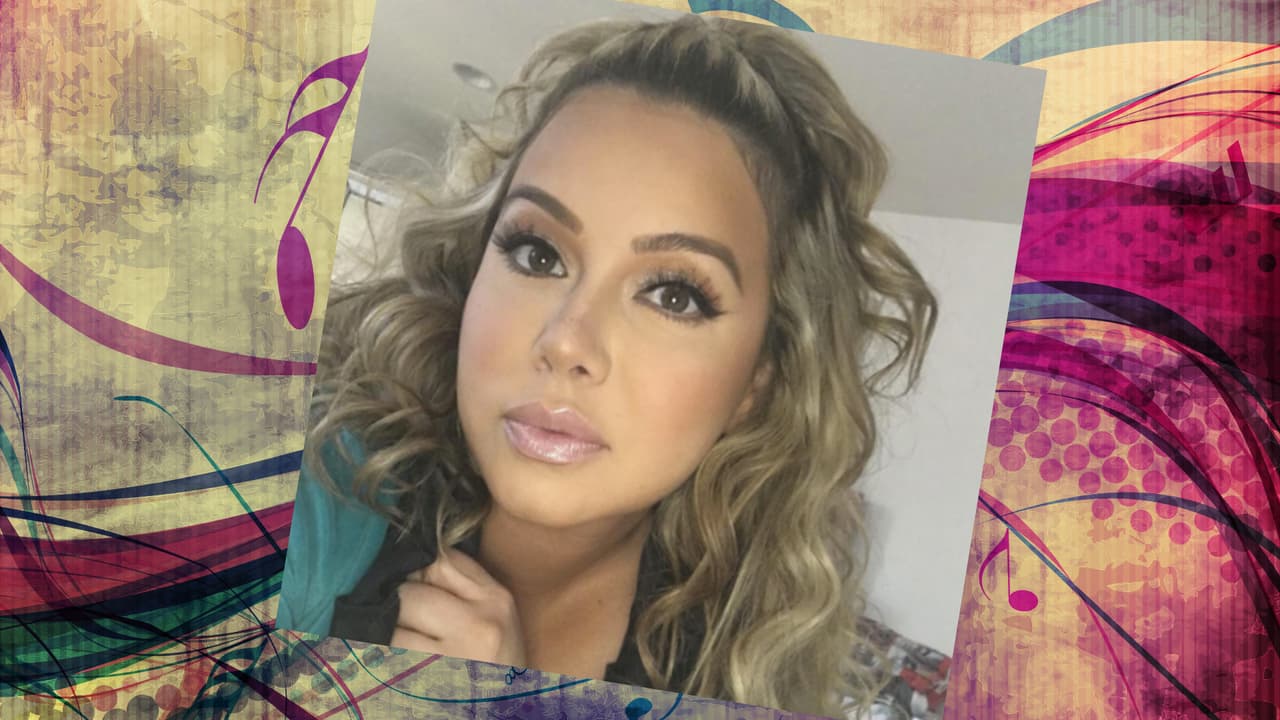 Chiquis siempre sale bien en sus selfies. ¿Y cómo no? La cantante es una mujer hermosa. Con un rostro así, todas queremos hacernos selfies. She's a curvy woman with a lot of sass. Jenni would be so proud!
