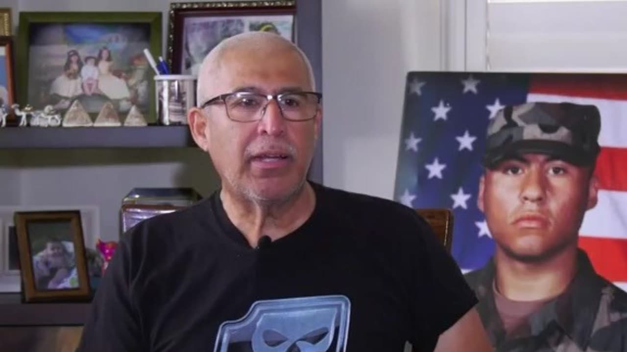 "Falleció defendiendo a su país": con voz entrecortada, así recuerda este padre a su hijo caído en combate