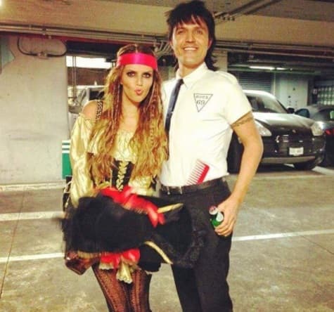 Para celebrar Halloween, siempre buscan disfraces divertidos. Aquí, el productor caracterizado como el personaje de 'El Vitor' (que personifica el actor Adrián Uribe) y la actriz como una pirata.