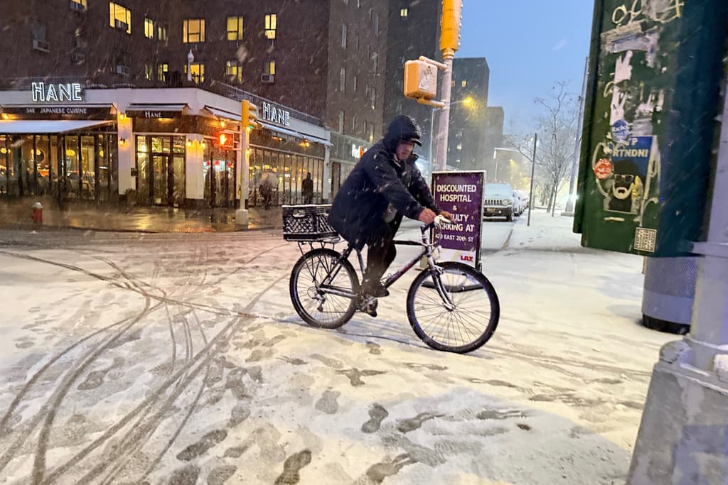 Nueva York despierta bajo la peor tormenta de nieve en más de dos décadas