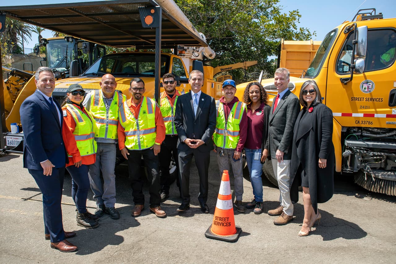Más de 800 trabajadores de saneamiento, incluidos más de 200 puestos para jóvenes para el programa CleanLA.