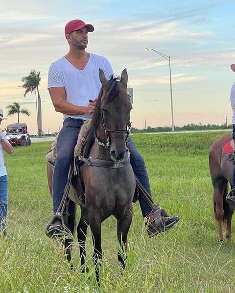 Nuestro querido Chef Yisus optó por una opción más tranquila, así lo vimos disfrutando de un bello atardecer montado en un hermoso caballo.