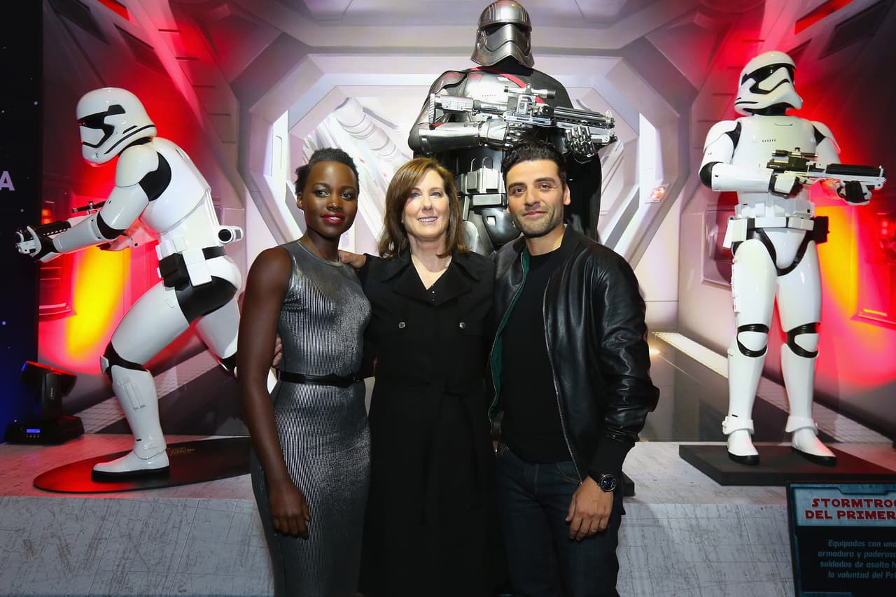 El actor Oscar Isaac y la productora Kathleen Kennedy acompañaron a la actriz en la premiere.