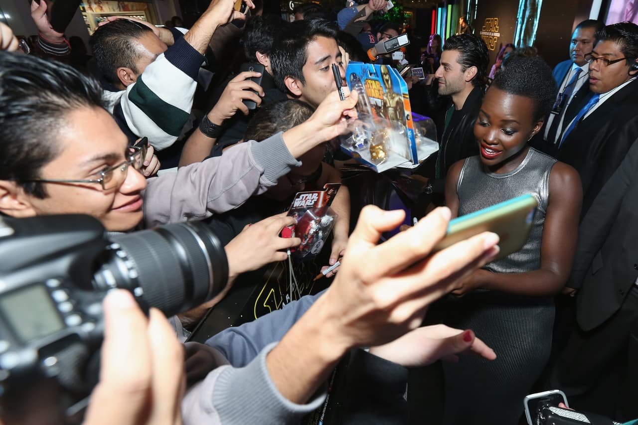 Todos querían conseguir un autógrafo de Lupita.