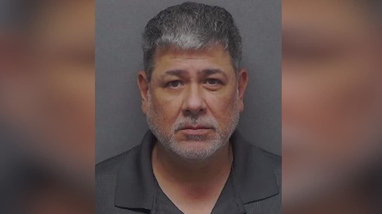 Arrestan a un hombre por supuestas amenazas contra inmigrantes en internet, entre otras