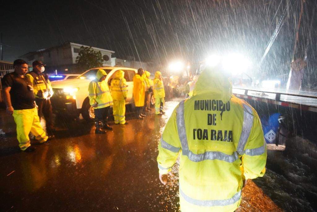 En Toa Baja prácticamente los equipos de emergencia y rescate no durmieron de sábado para domingo, auxiliando a residentes.