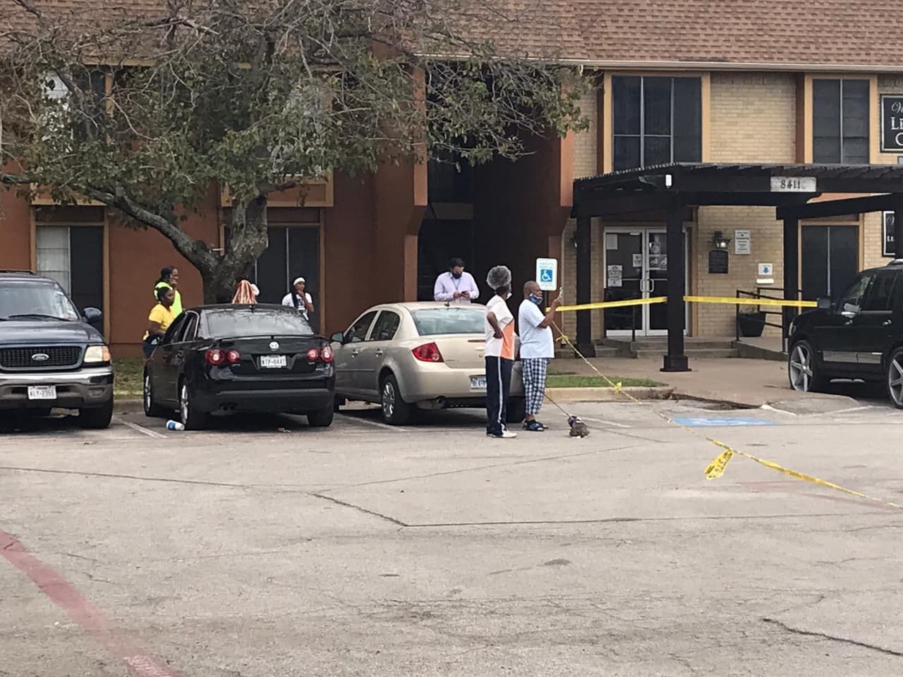 Las autoridades no dieron detalles de la investigación pero los vecinos dicen que el guardia de seguridad le disparó al hombre.