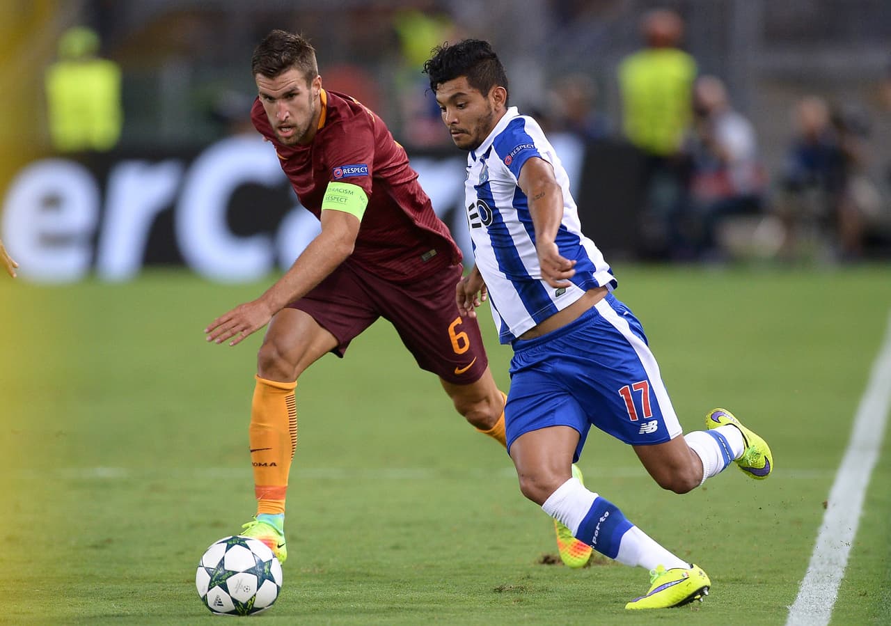 La prensa española sostiene que Mendes también representa al 'Tecatito' Corona y que quiere venderlo al fútbol español por más de 10 millones de euros.