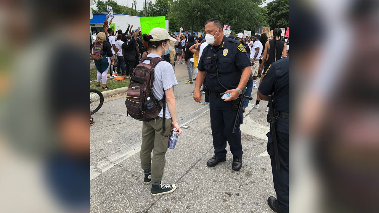 El alcalde de Houston, Sylvester Turner, indicó que 
<a href="https://www.univision.com/local/houston-kxln/el-cuerpo-de-george-floyd-regresara-a-houston-segun-anuncio-el-alcalde">el cuerpo de Floyd será traído a Houston. </a>