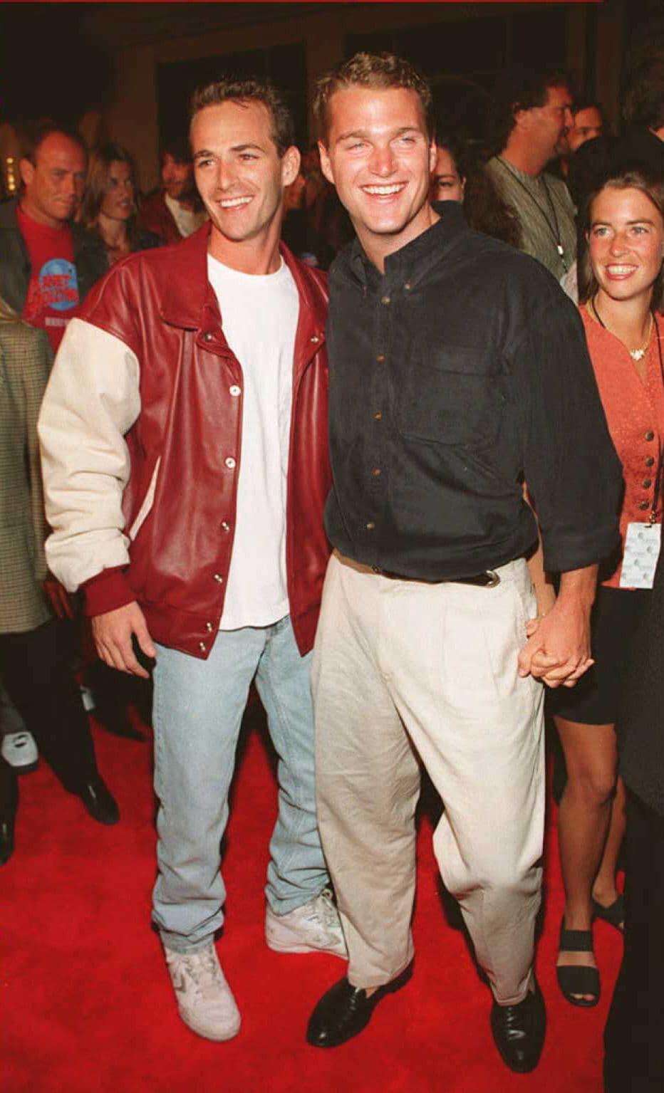 Luke Perry en 1995, inaugurando un Planet Hollywood de Beverly Hills junto a Chris O'Donnell.