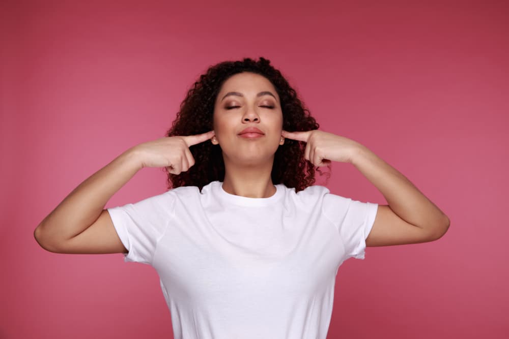 Te llegan noticias de aquí y de allá. Unos dicen una cosa, otros lo contrario. Debes calmarte y tomar tus decisiones de tipo amoroso basándote en tus principios, sentimientos y corazonadas. No te dejes llevar por los demás. Cierra tus oídos a los comentarios ajenos inapropiados y la enorme cantidad de consejos no solicitados.