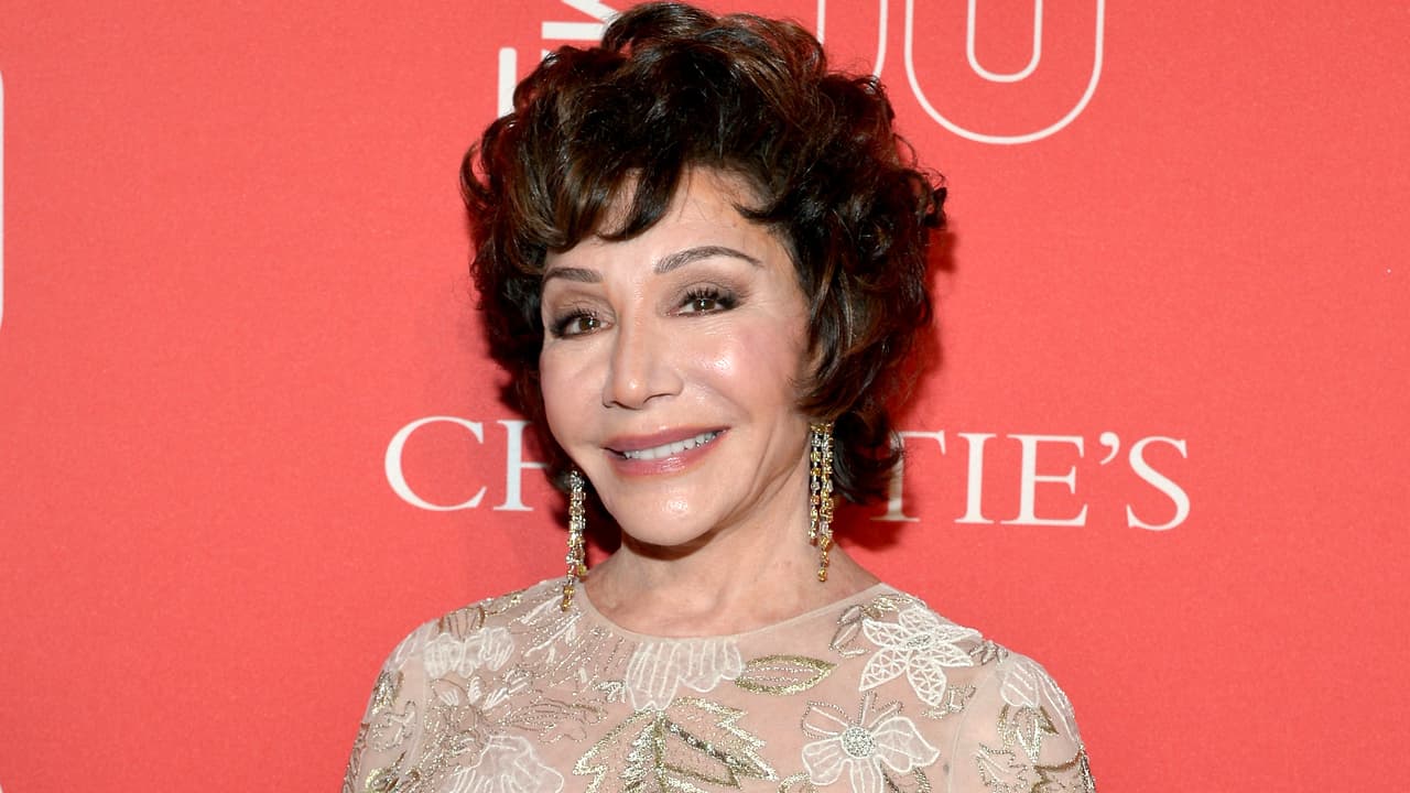 <b>Lynda Resnick, empresaria de la agricultura, tiene un patrimonio de 2,000 millones de dólares.</b> Es dueña, junto a su esposo Stewart, de miles de hectáreas de huertos de almendras, pistachos, naranjas y granadas en California, Texas y México. Poseen marcas como Pom Wonderful, Mandarin Halos, Wonderful Pistachios and Fiji Water. Comenzaron el negocio juntos en 1979. Lynda es el cerebro de marketing, mientras que Stewart es el jefe de números.
<br>