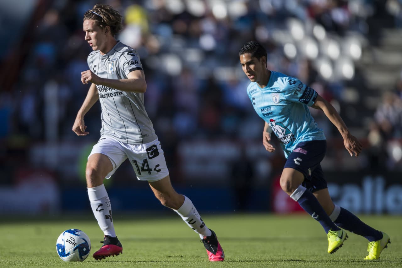Marcel Ruíz se escapa con el balón controlado, pero no hay nadie que lo acompañe por lo que decide retener el balón.