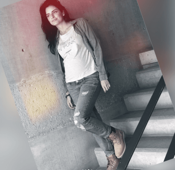 <b><a href="http://www.univision.com/entretenimiento/aislinn-derbez-se-retirara-un-buen-rato">Aislinn</a></b> también aprovechó las redes sociales para compartir con sus seguidores una sesión fotográfica donde muestra su avanzado estado de gestación.