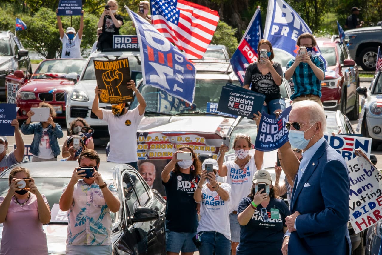 <b>Una campaña más precavida. </b>Los encuentros de Joe Biden con sus seguidores en la campaña fueron poco masivos y desde sus autos, como este en Coconut Creek, Florida, efectuado el 29 de octubre. Trump se mantuvo haciendo mítines con pocas restricciones para evitar la propagación del coronavirus y las críticas aumentaban.