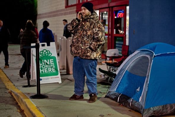 En diferentes partes de Estados Unidos la gente desde días antes comenzó a acampar afuera de sus tiendas favoritas.