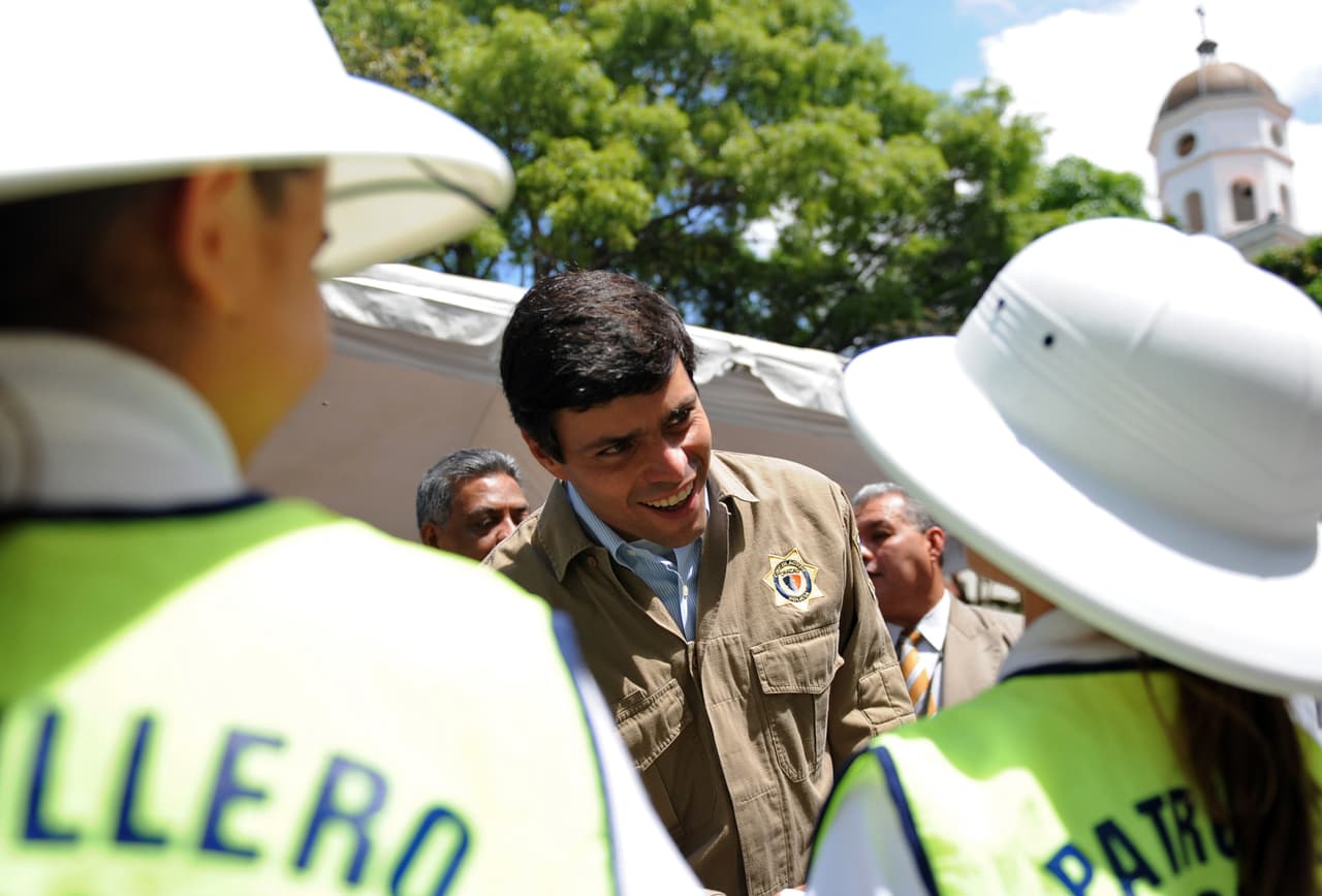 Leopoldo López nació en Caracas en 1971. Obtuvo en 1996 una maestría en Políticas Públicas de la Universidad de Harvard y fue parte del grupo de jóvenes políticos que formaron el partido político Primero Justica, una alternativa al movimiento de Hugo Chávez, quien llegó a la presidencia en 1999. En el año 2000 fue elegido alcalde de Chacao, uno de los cinco municipios que forman la zona metropolitana de Caracas, la capital de Venezuela.