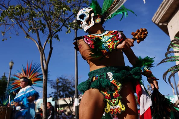 Los danzantes Aztecas o concheros, también recorrieron la comparsa que partió desde la Plaza del Mariachi en eEste de Los Ángeles.