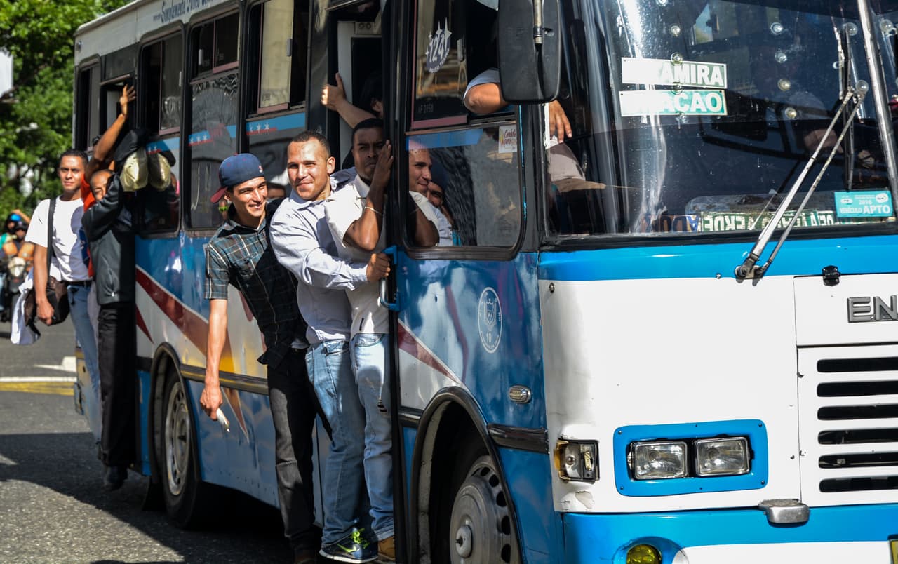 Luz, agua y transporte: los pésimos servicios públicos que manejan militares inexpertos en Venezuela