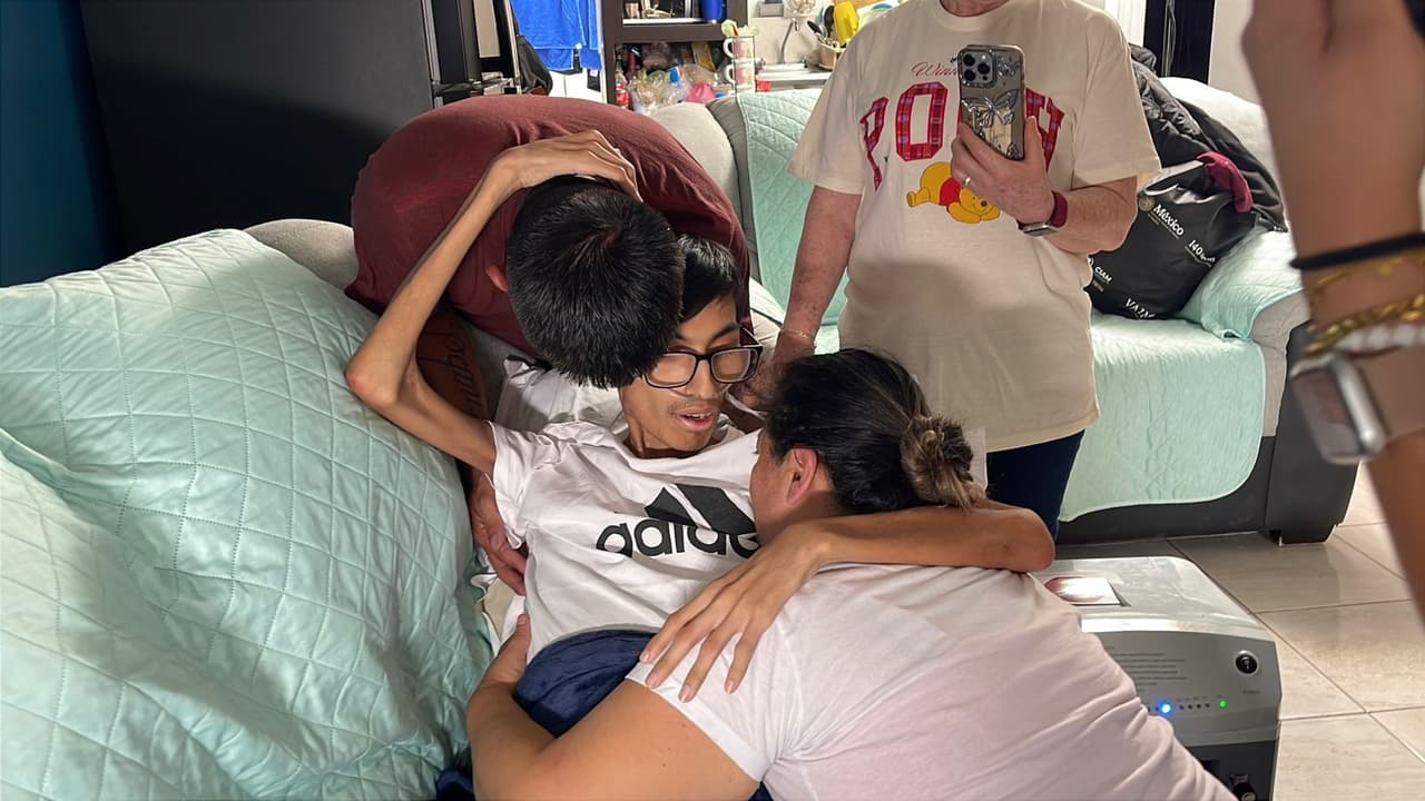 Entre lágrimas y abrazos: el emotivo reencuentro de Kevin González con sus padres en México