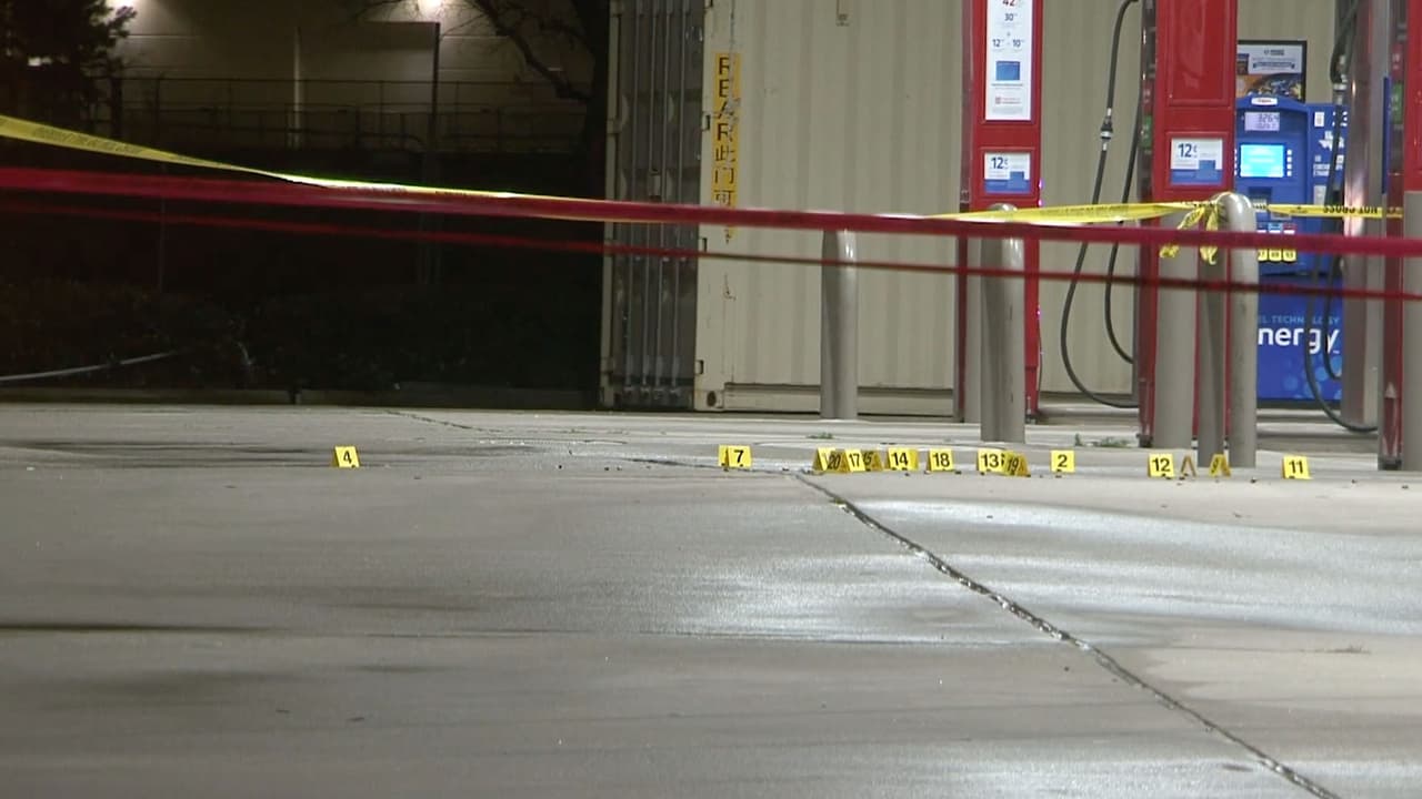 Mientras los detectives investigaban la escena, dos hombres llegaron y se entregaron a las autoridades. Las autoridades acusaron de asesinato a Guillermo González, de 37 años.