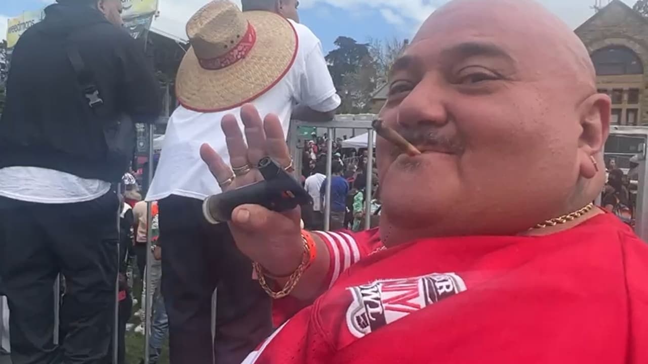 Por primera vez, las autoridades permitieron la venta de la marihuana en el lugar, por lo que los asistentes pudieron consumirla sin problemas.
<br>