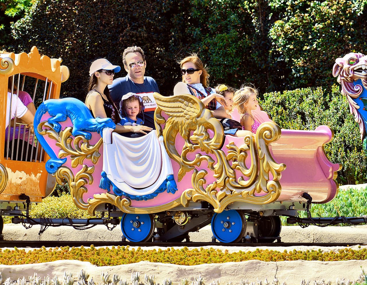 Ella está encargada de que el famoso se la pase bien y no haga filas.