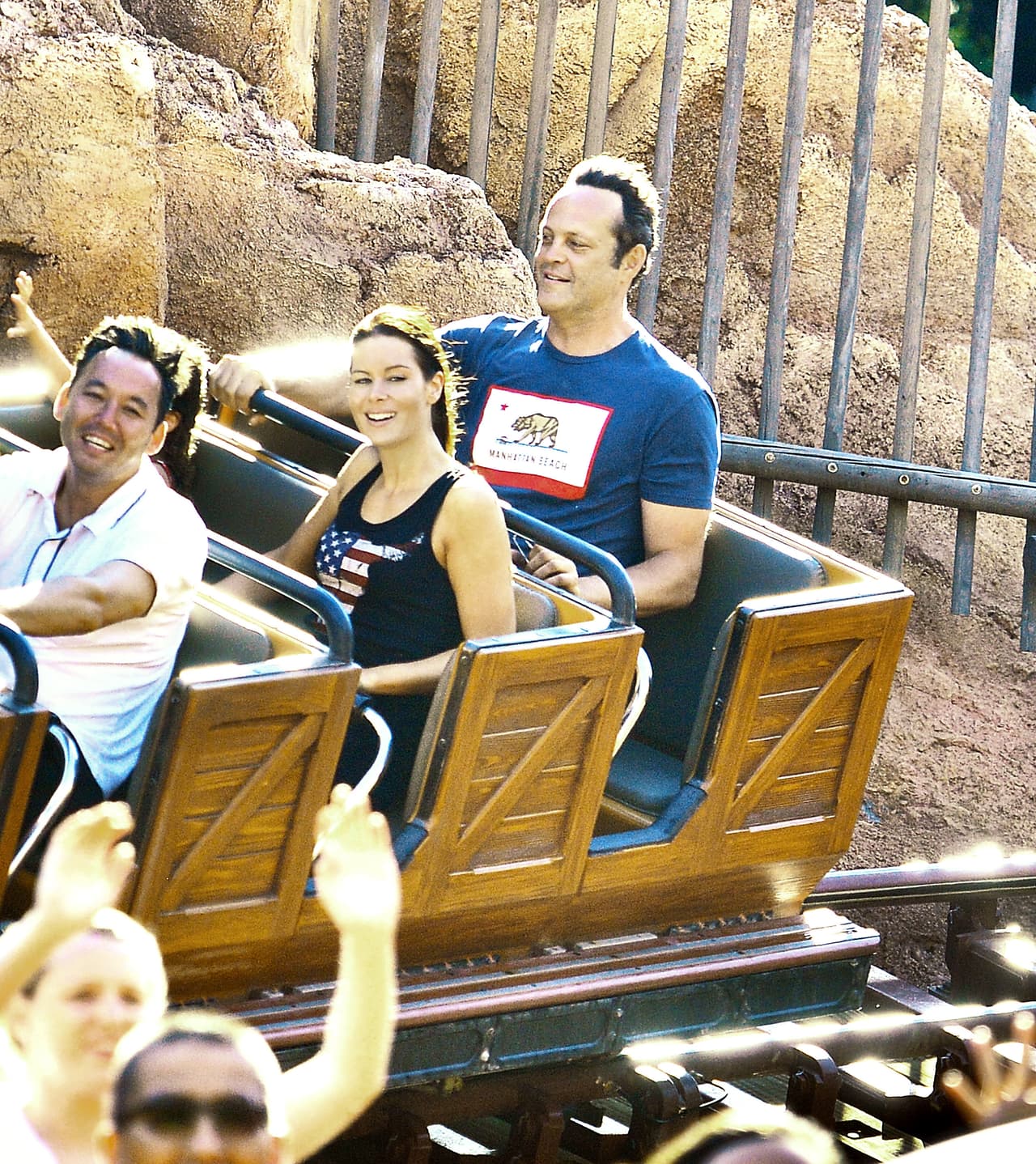 Más adelante entraron a la montaña rusa.